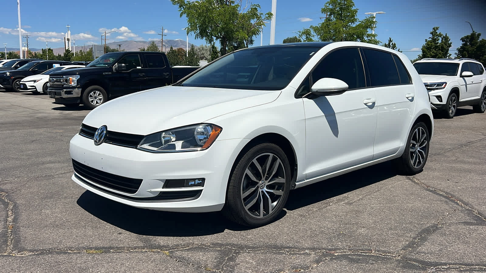 Used 2017 Volkswagen Golf SE FWD image 1