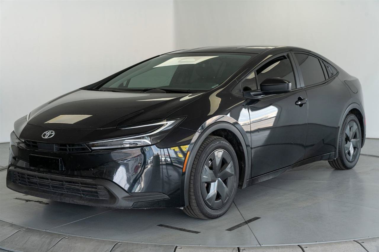 Used 2025 Toyota Prius LE FWD image 3