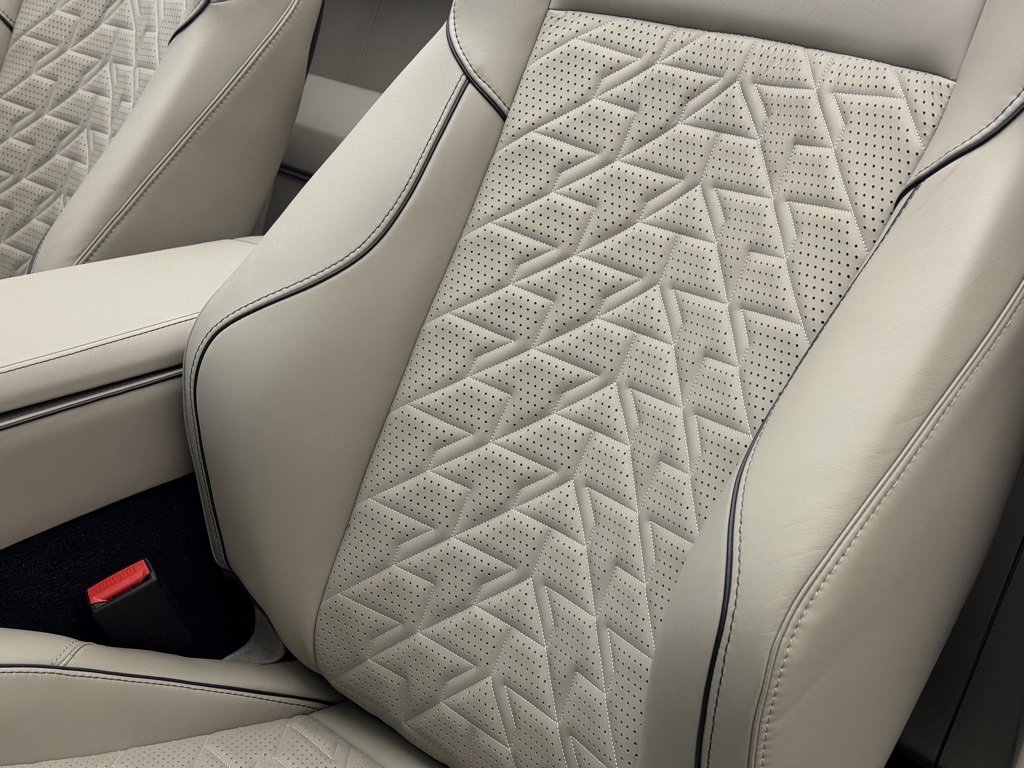 New 2026 Aston Martin Vanquish Convertible image 6