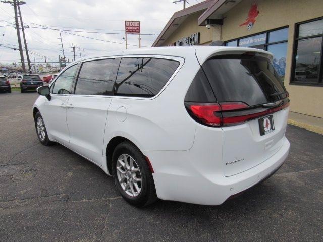 Used 2023 Chrysler Pacifica Touring FWD image 5