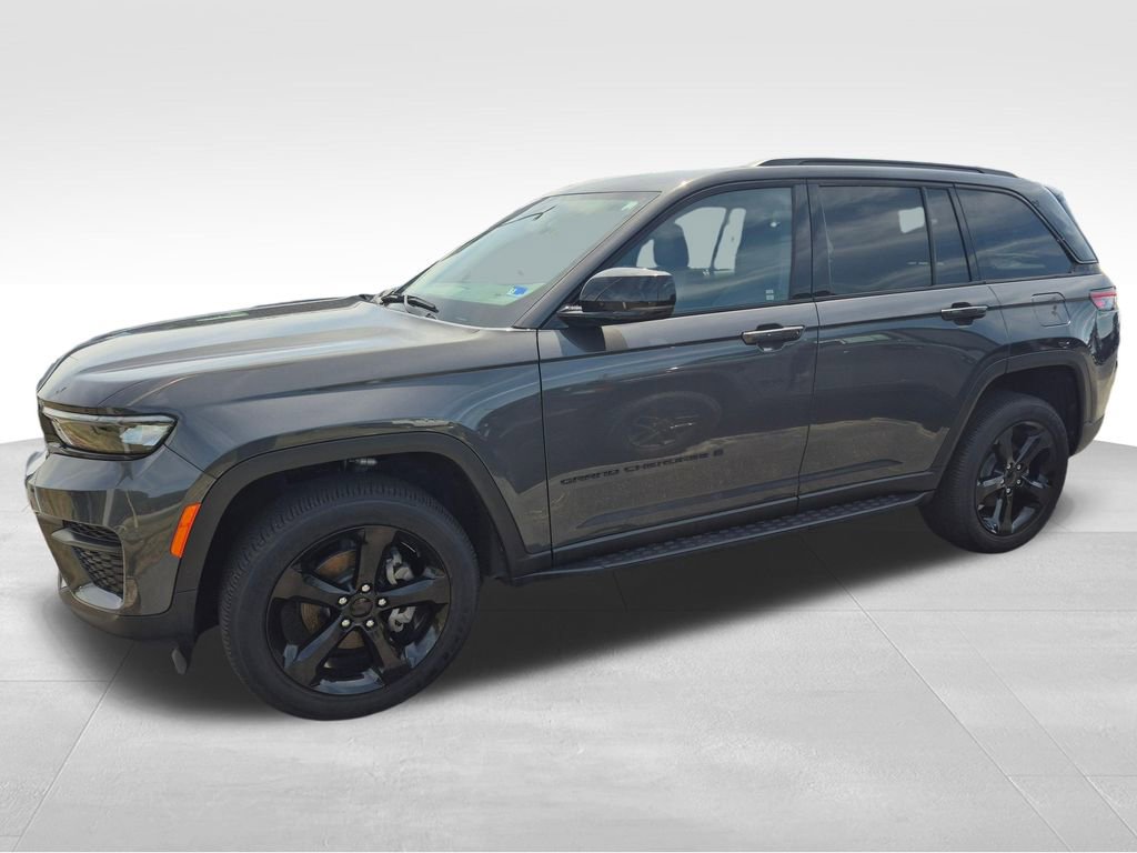 Used 2025 Jeep Grand Cherokee Altitude AWD/4WD image 3