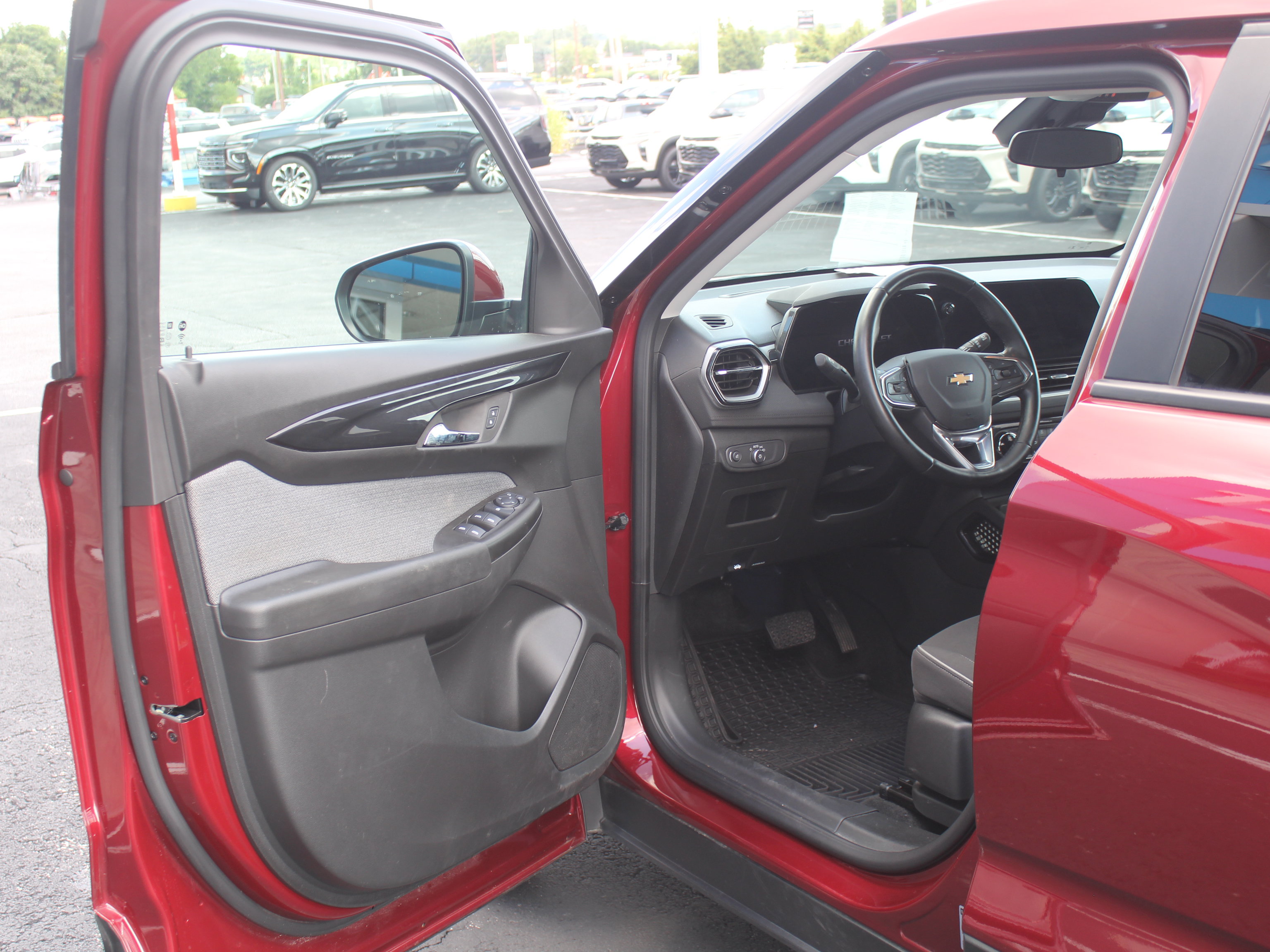 Used 2025 Chevrolet TrailBlazer LT w/ LT Cold Weather Package AWD/4WD image 10