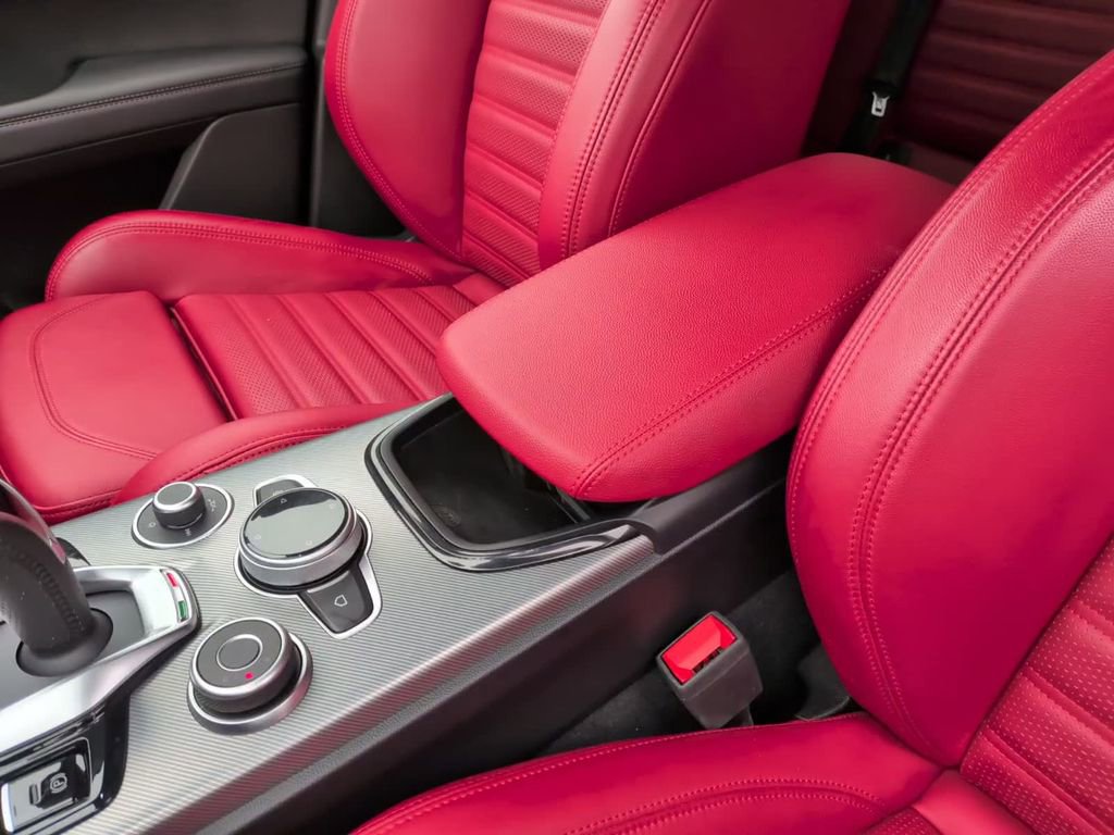Used 2024 Alfa Romeo Stelvio Veloce image 32