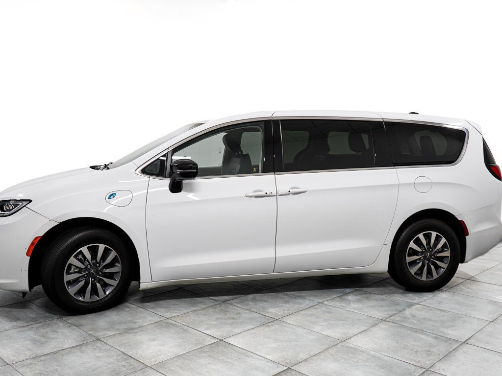 Used 2024 Chrysler Pacifica Limited FWD image 4