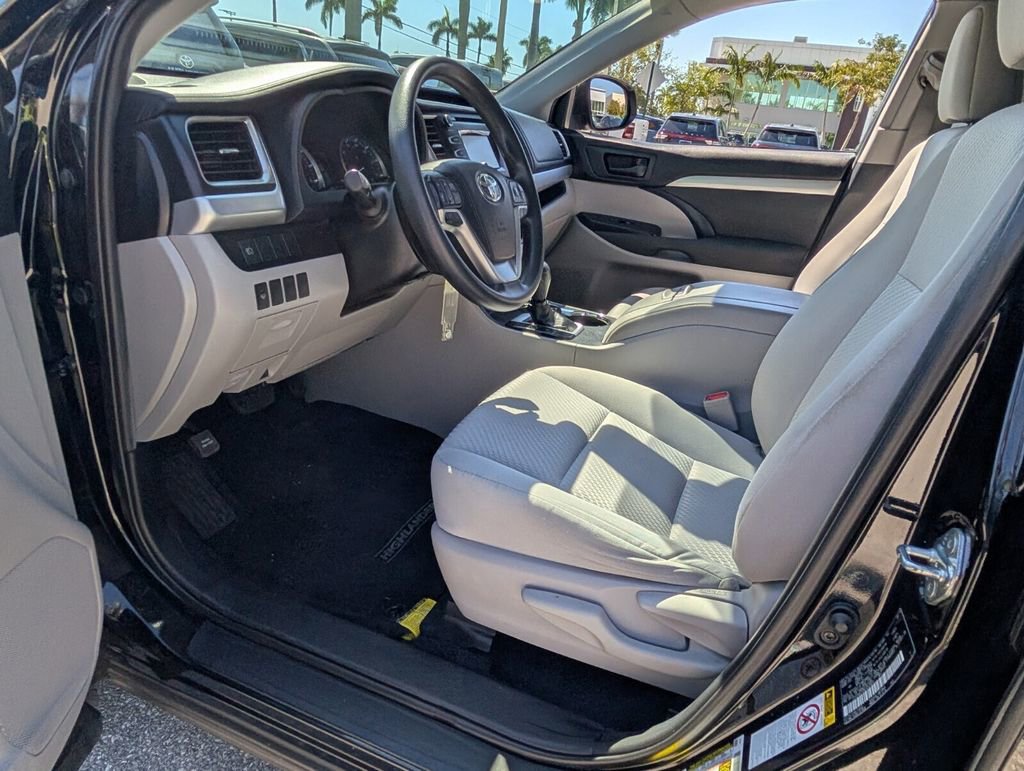 Used 2019 Toyota Highlander LE image 11