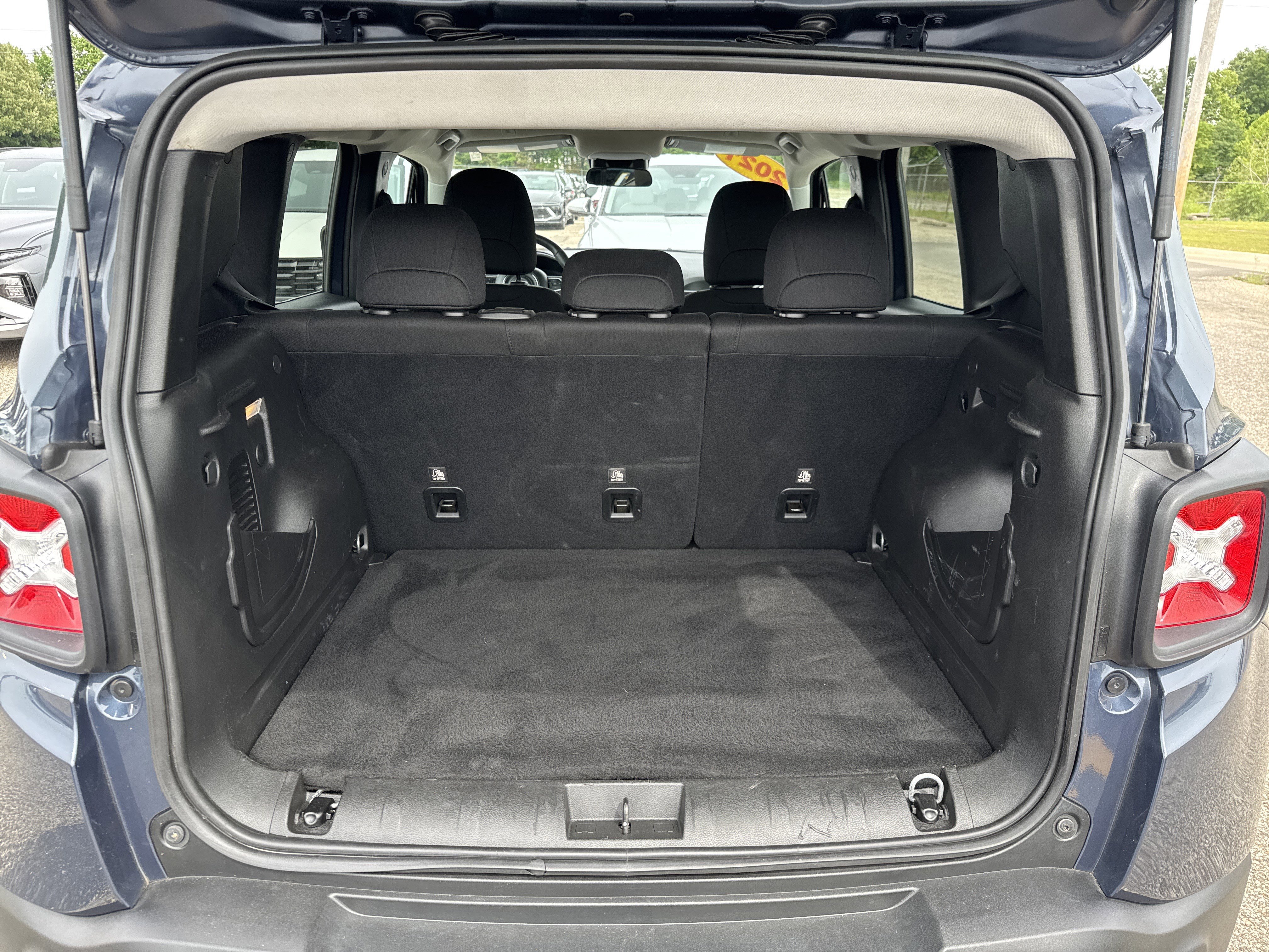 Used 2021 Jeep Renegade Latitude AWD/4WD image 8