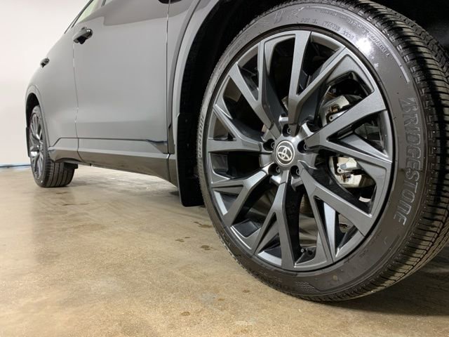 Used 2025 Toyota Crown Signia Limited image 6