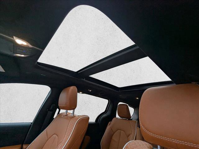 Used 2025 Chrysler Pacifica Pinnacle image 17