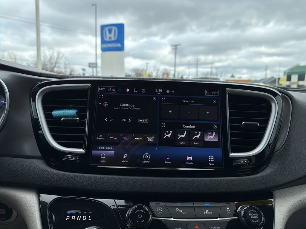 Used 2023 Chrysler Pacifica Touring-L image 31