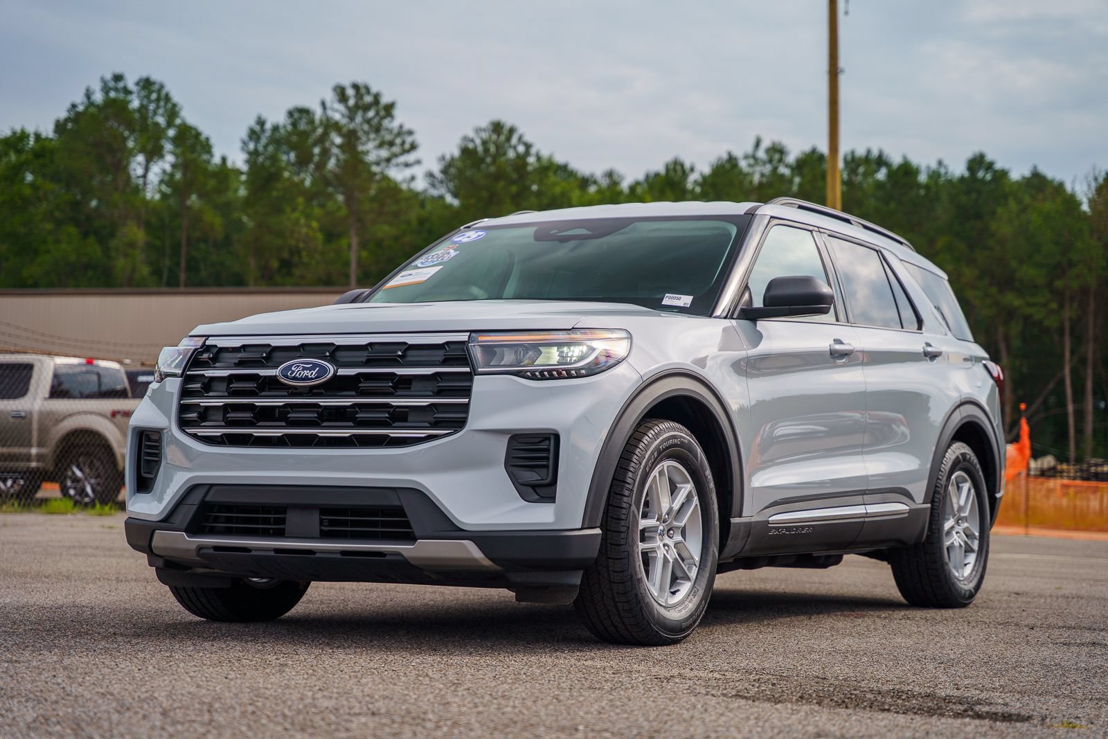 Certified 2025 Ford Explorer Active RWD image 3