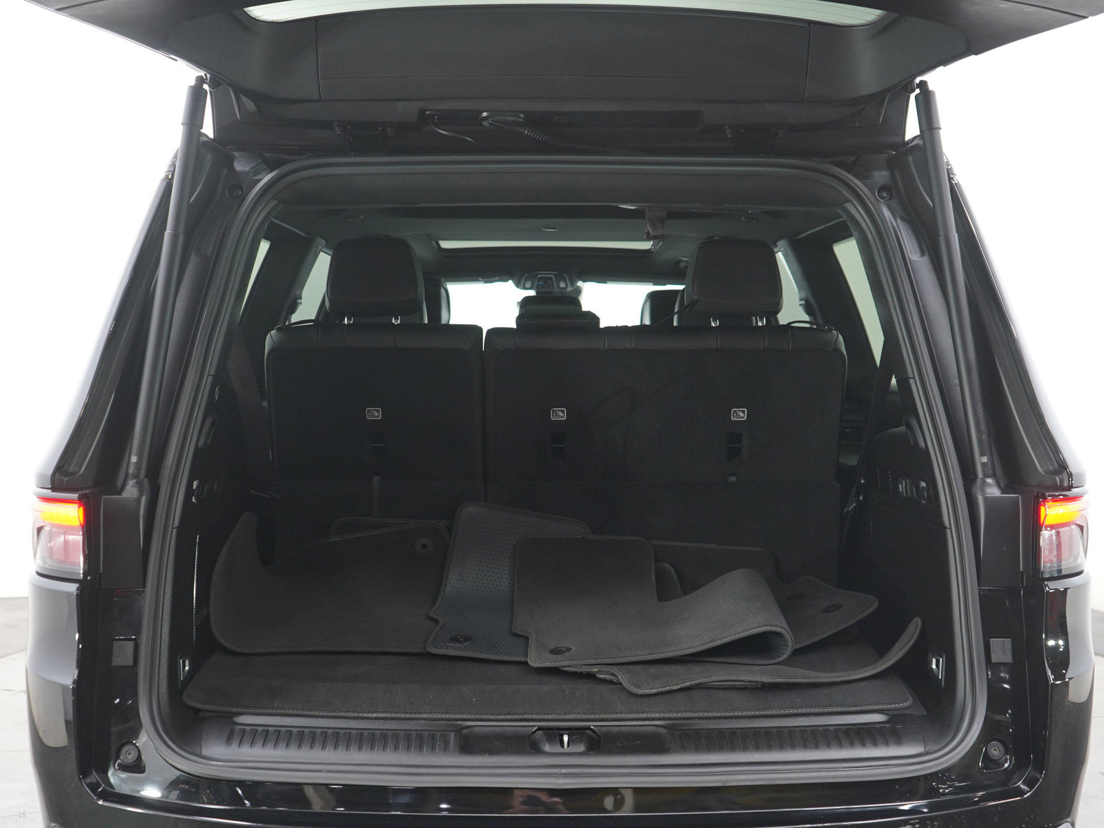 Used 2024 Jeep Wagoneer Series II AWD/4WD image 18