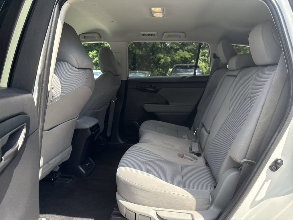 Used 2021 Toyota Highlander LE AWD/4WD image 23
