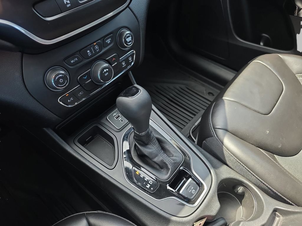 Used 2021 Jeep Cherokee Latitude Plus FWD image 24