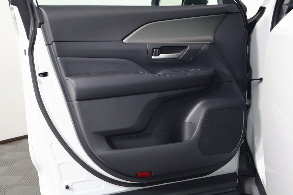 New 2026 Toyota Grand Highlander LE image 8