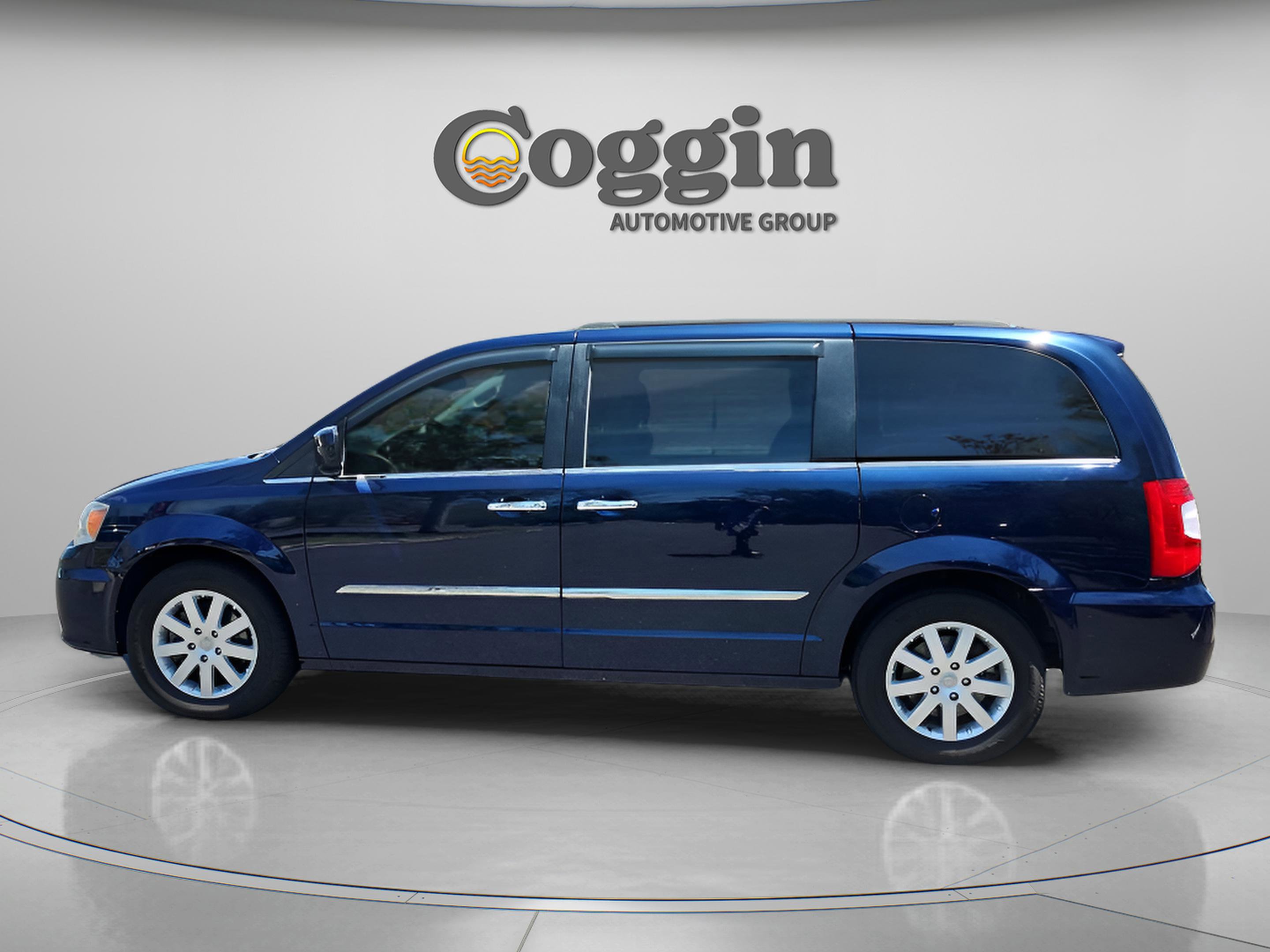 Used 2015 Chrysler Town & Country Touring w/ Driver Convenience Group FWD image 2