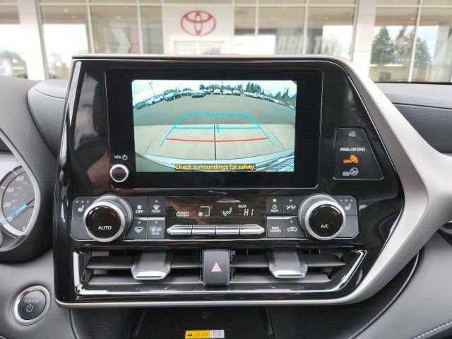 Certified 2025 Toyota Highlander XLE image 30
