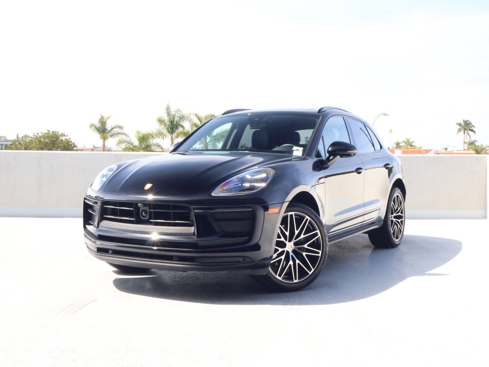 Certified 2025 Porsche Macan image 1