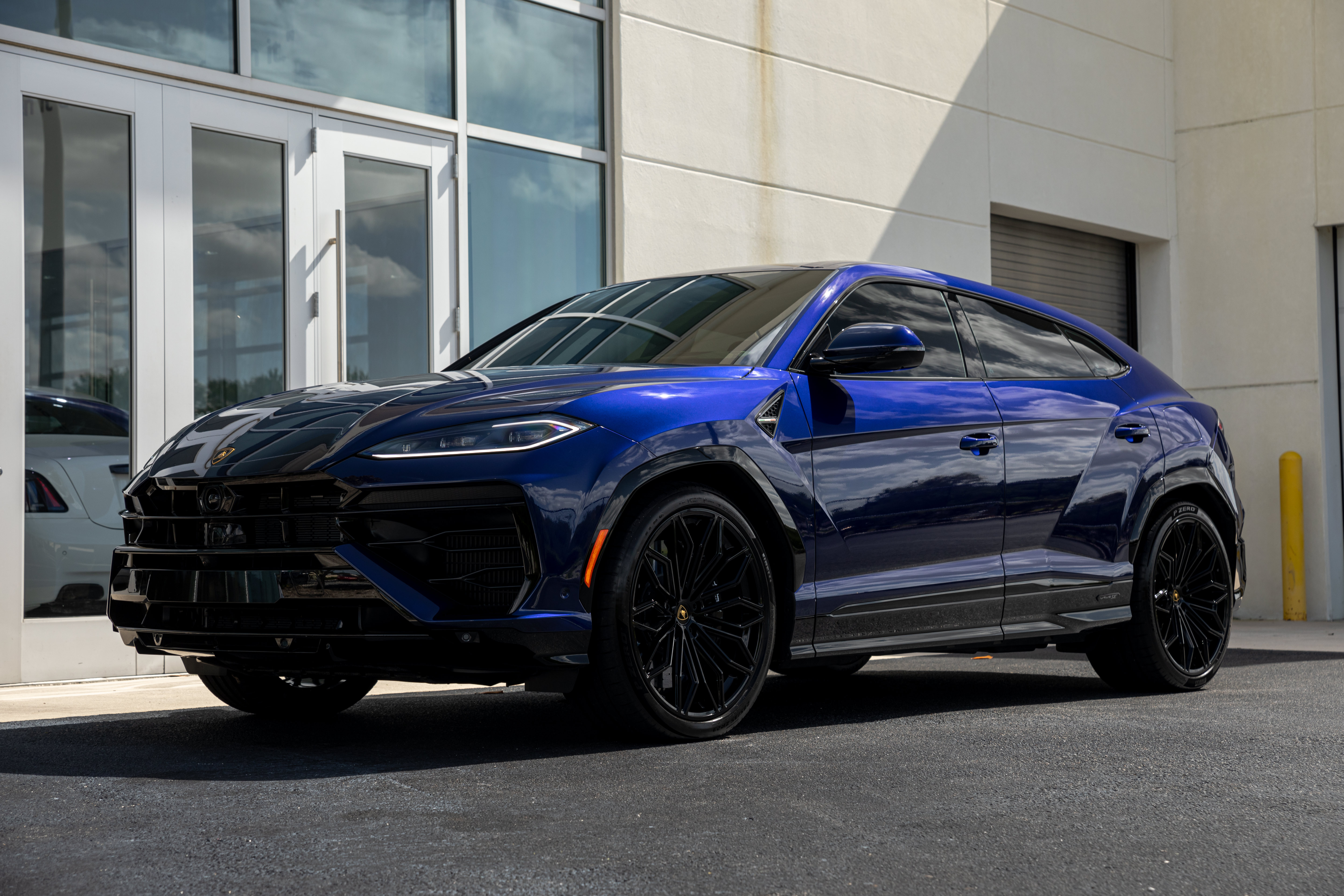 Used 2025 Lamborghini Urus Performante AWD/4WD image 3