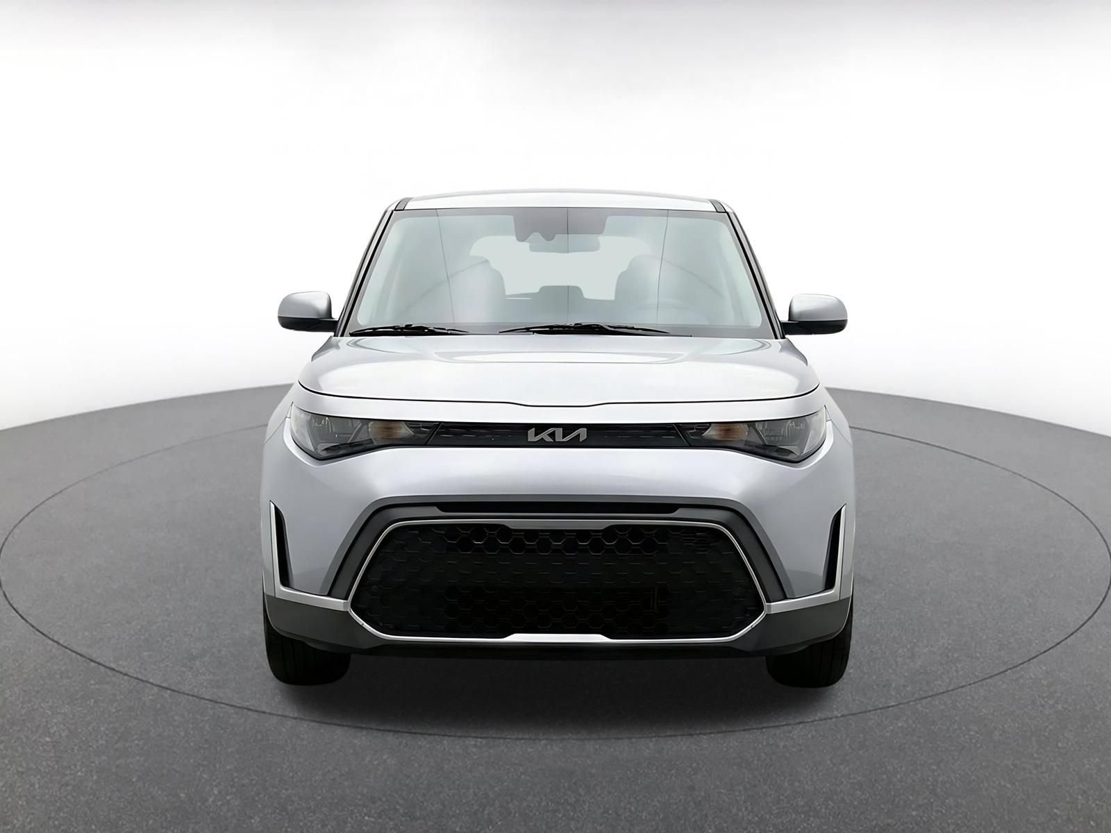 Used 2025 Kia Soul LX w/ LX Technology Package FWD image 2