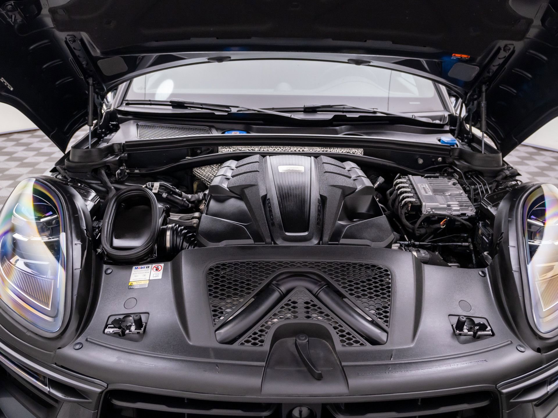 Certified 2023 Porsche Macan S AWD/4WD image 31