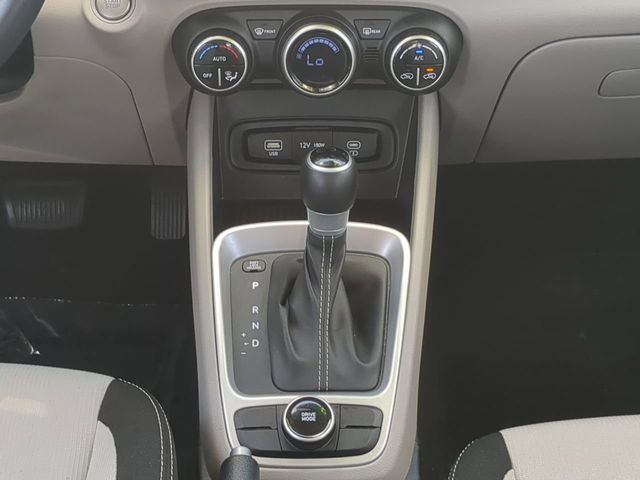 Used 2025 Hyundai Venue SEL FWD image 19