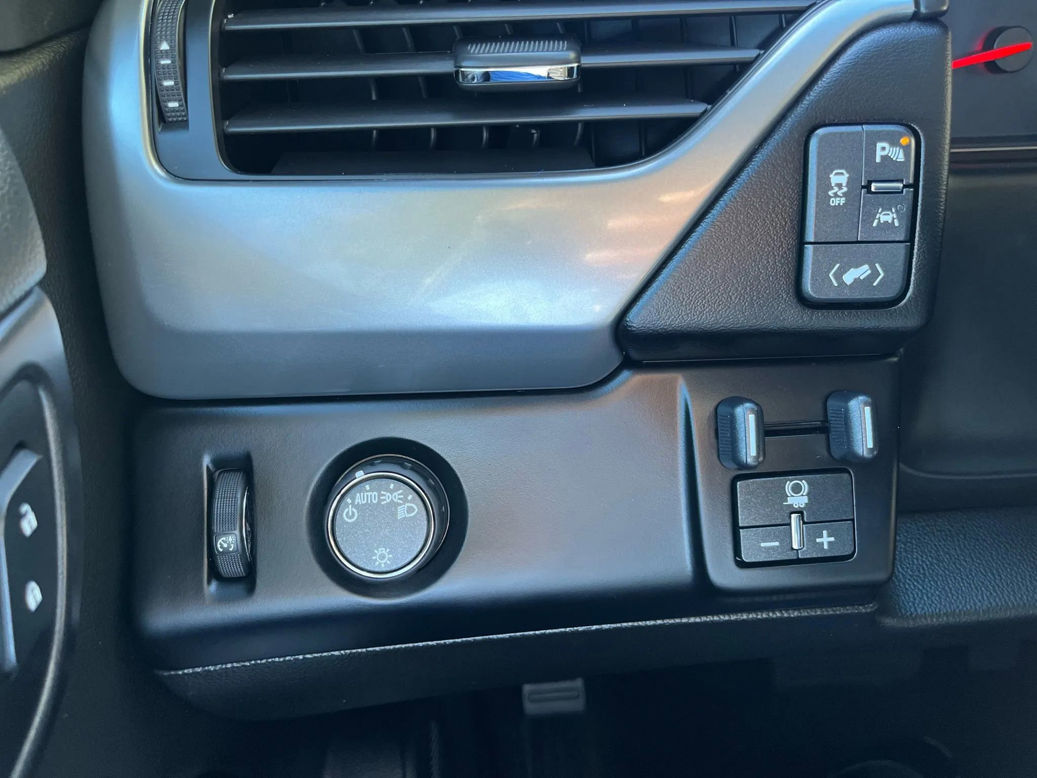 Used 2018 Chevrolet Tahoe LS w/ Enhanced Driver Alert Package RWD image 16