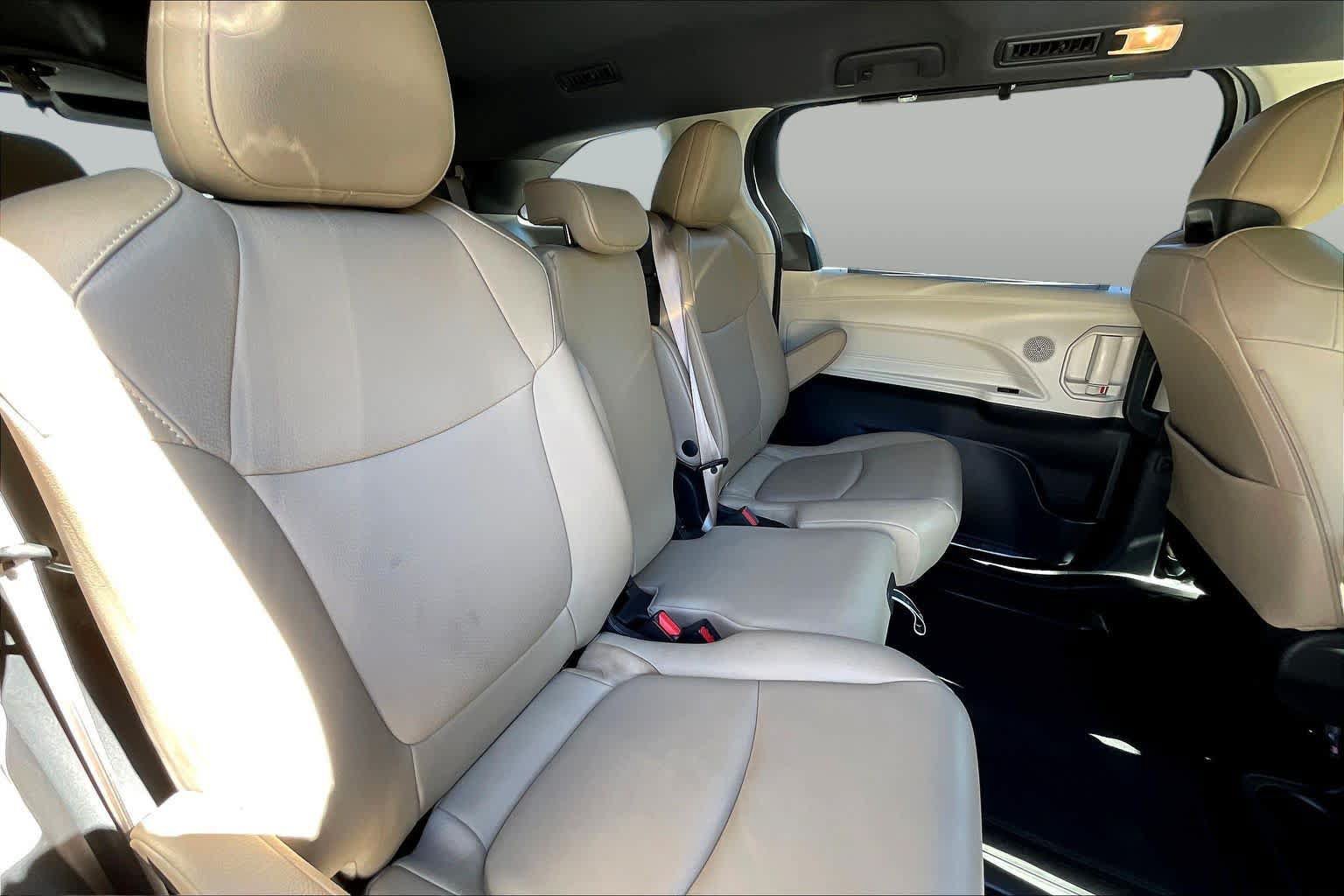 Used 2021 Toyota Sienna XLE FWD image 21