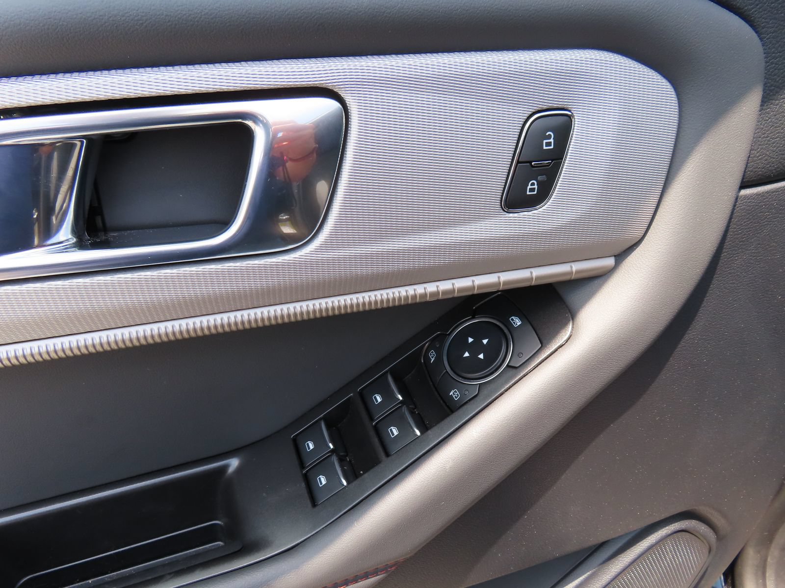 Certified 2025 Ford Explorer Active AWD/4WD image 16
