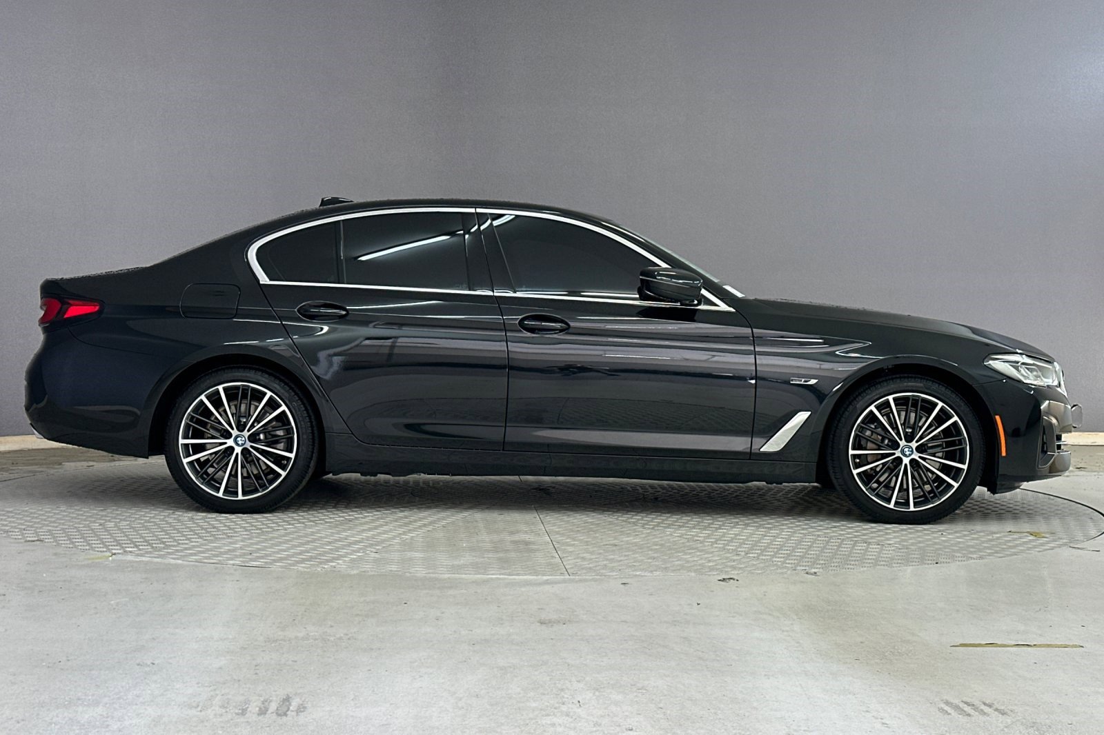 Certified 2023 BMW 530e w/ Convenience Package RWD image 8