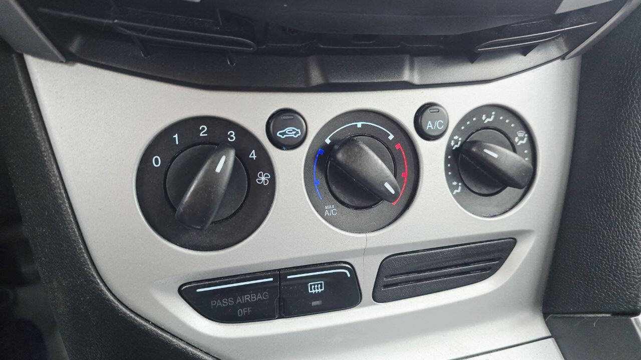 Used 2014 Ford Focus SE w/ SE Winter Package FWD image 18