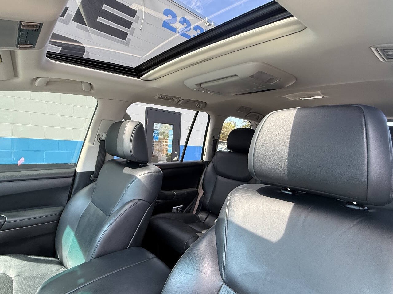 Used 2011 Lexus LX 570 4WD w/ Luxury Pkg w/Pre-crash image 9