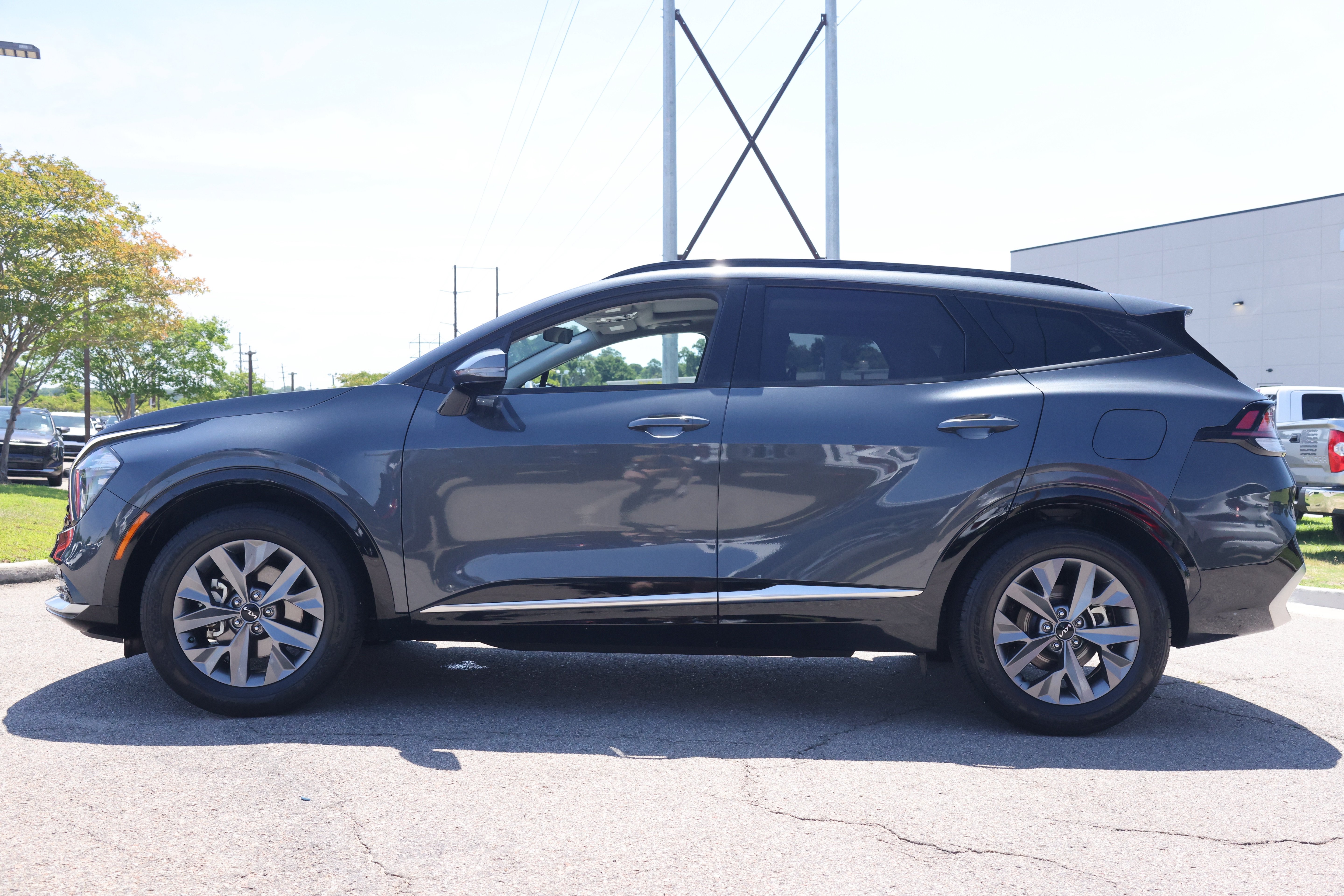 Used 2023 Kia Sportage SX FWD image 2
