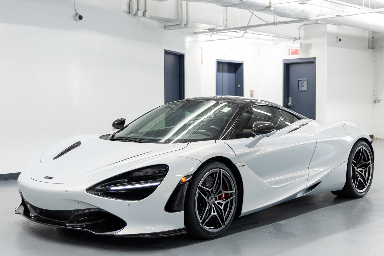 Used 2018 McLaren 720S image 1