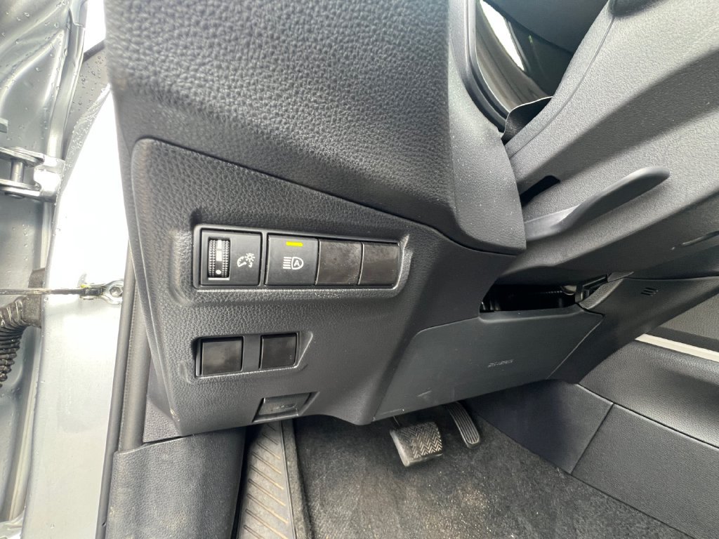 Used 2025 Toyota Corolla Cross LE FWD image 13