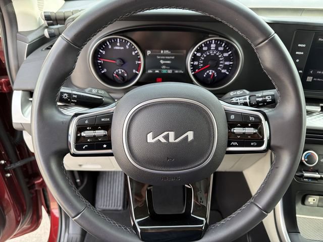 Used 2024 Kia Carnival LX image 16