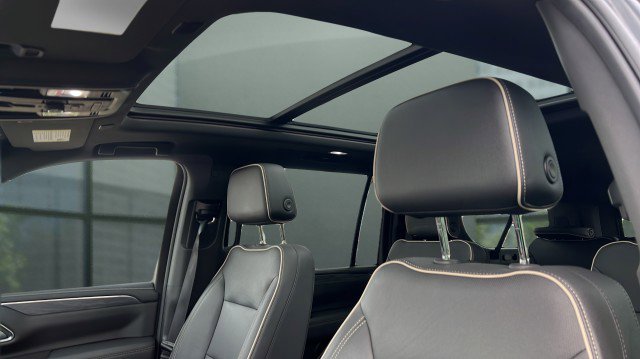 Used 2023 GMC Yukon XL SLT w/ SLT Luxury Package image 19