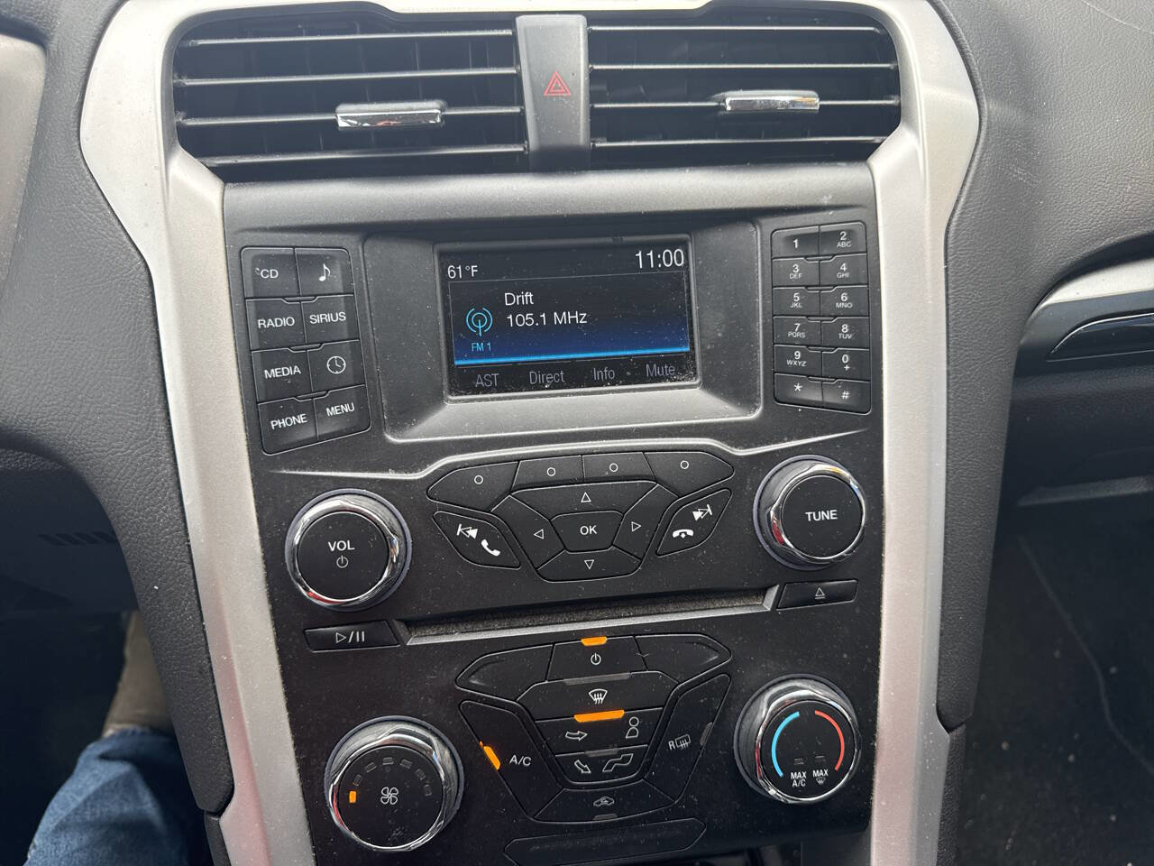 Used 2015 Ford Fusion SE w/ Equipment Group 201A image 16