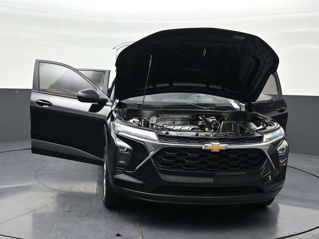 Used 2025 Chevrolet Trax LS image 36