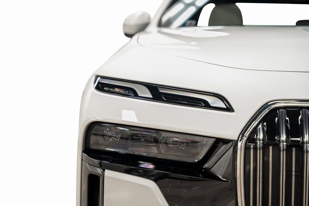 Used 2023 BMW 740i w/ Luxury Rear Seating Package image 8