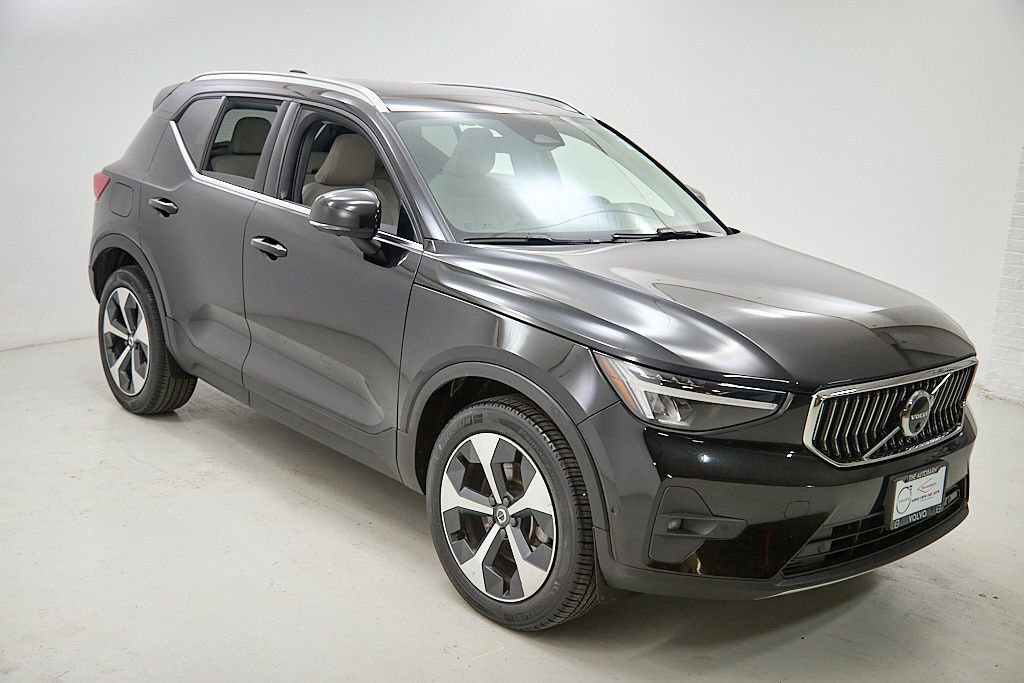 Used 2023 Volvo XC40 B5 Plus w/ Protection Package Premier AWD/4WD image 4