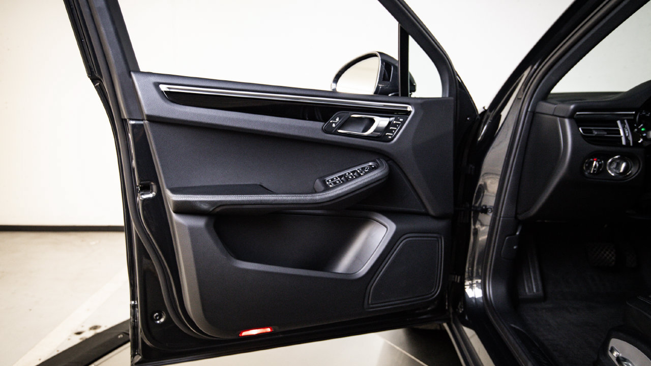 Certified 2023 Porsche Macan AWD/4WD image 23