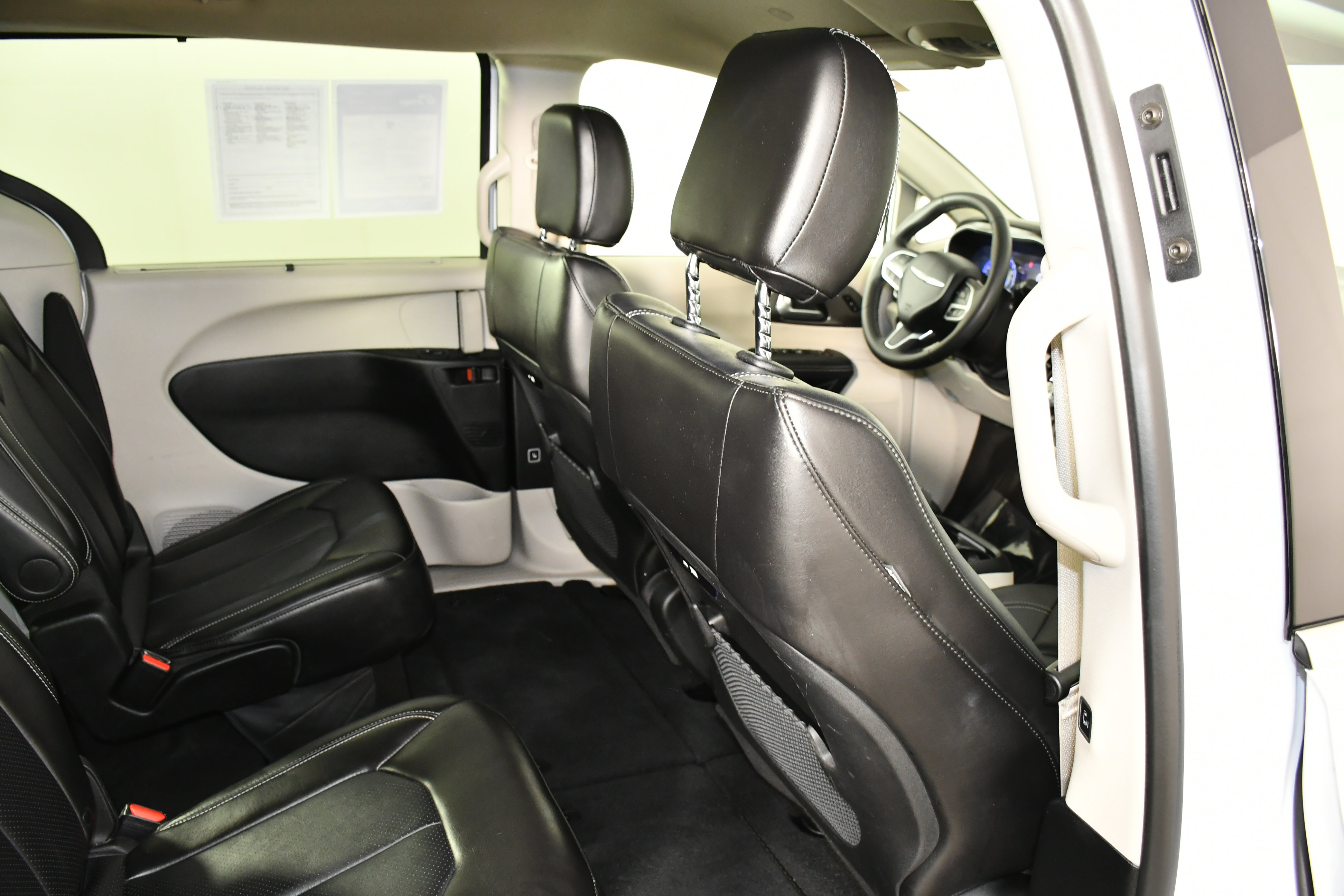 Used 2024 Chrysler Pacifica Touring-L image 42