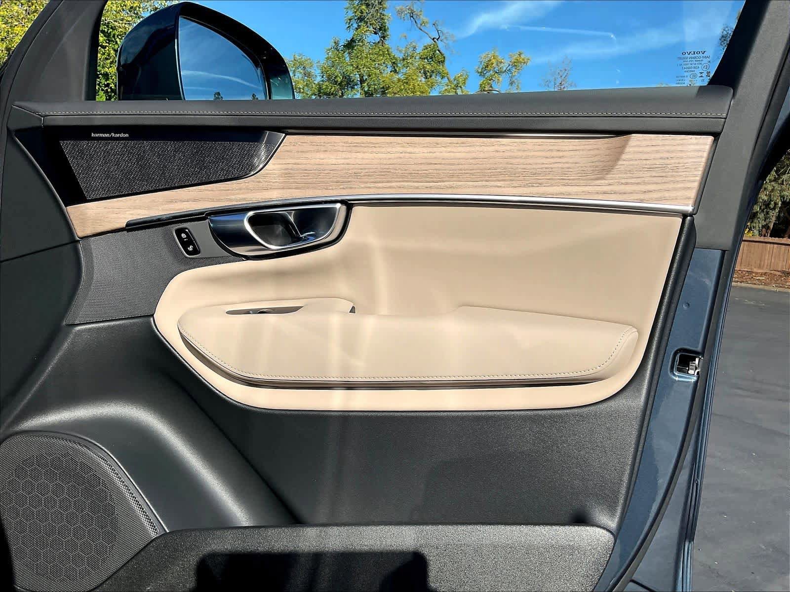 New 2026 Volvo XC90 B6 Plus w/ Protection Package Premier image 31