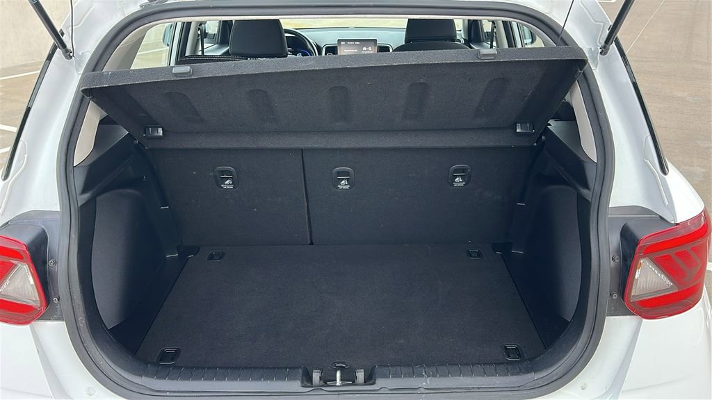 Certified 2025 Hyundai Venue SEL image 33