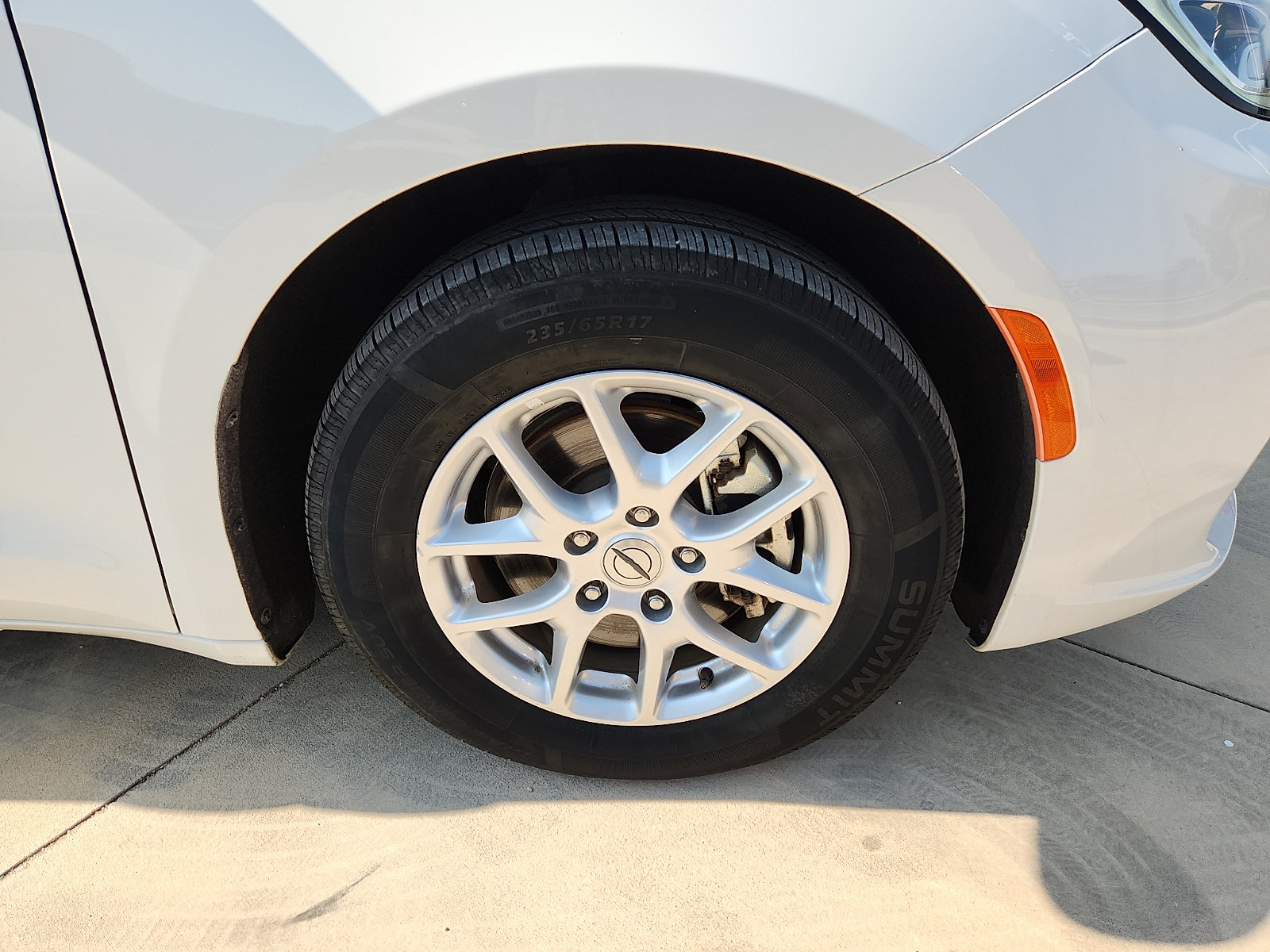 Used 2023 Chrysler Pacifica Touring-L FWD image 7