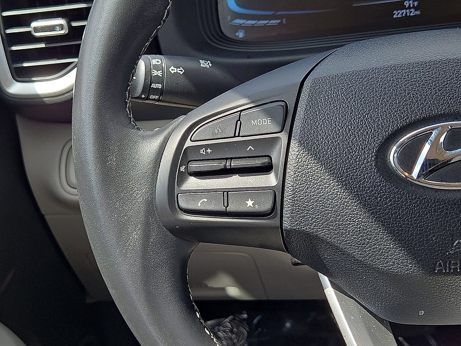 Used 2025 Hyundai Venue SEL FWD image 17