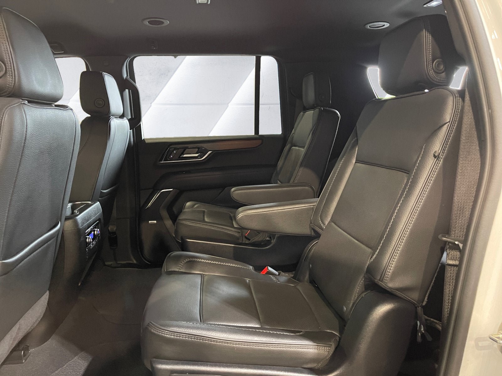 Used 2025 GMC Yukon XL Denali AWD/4WD image 14