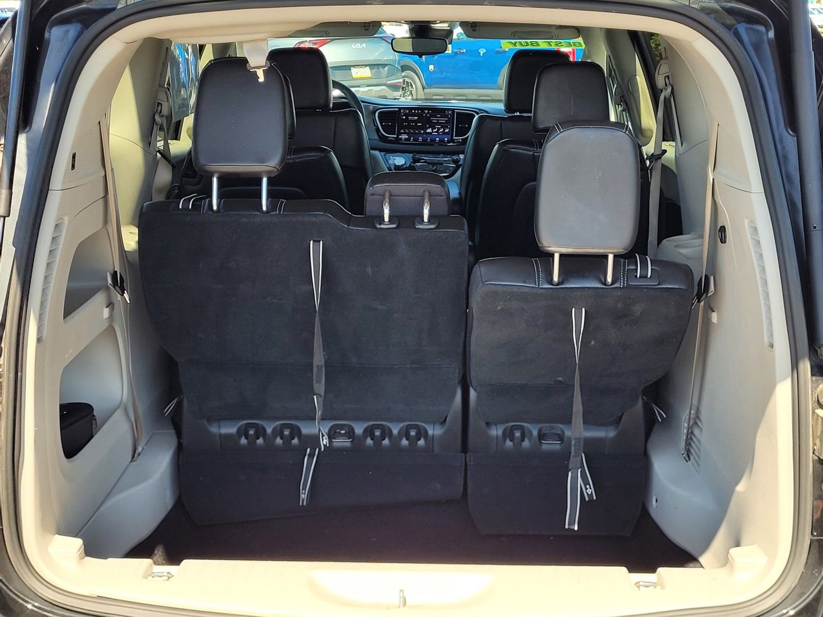 Used 2023 Chrysler Pacifica Touring-L FWD image 18