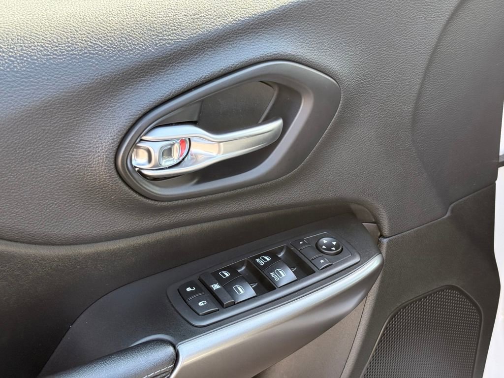 Used 2019 Jeep Cherokee Latitude Plus w/ Comfort/Convenience Group image 22