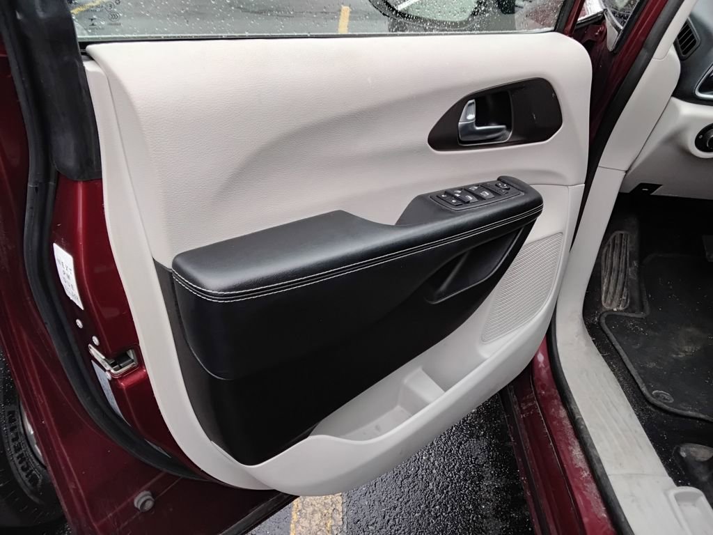 Used 2020 Chrysler Voyager Lxi image 11